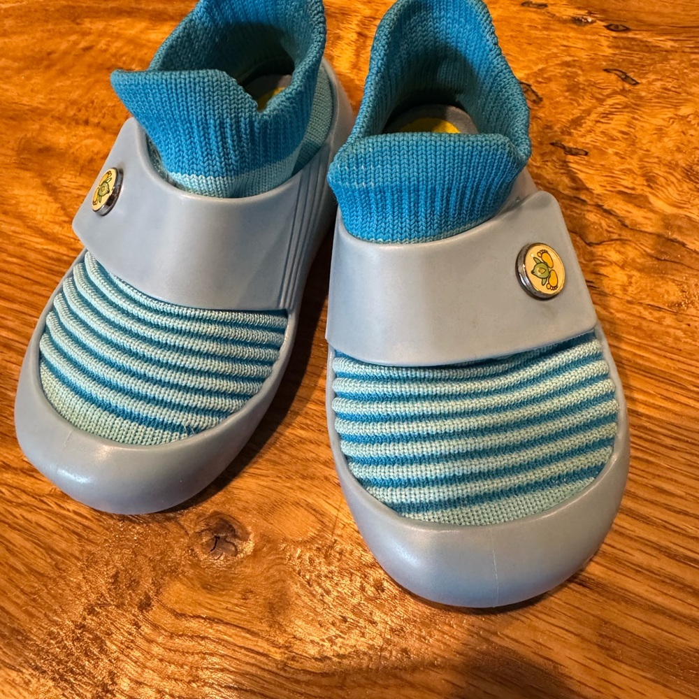 Jbirds Stand to Walk Blue Striped Kids Shoes in their size 4
